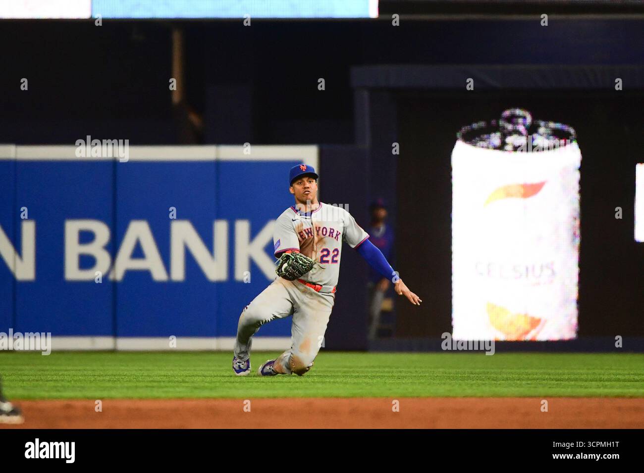 Miami, Stati Uniti. 26 settembre 2025. l'esterno destro dei New York Mets Juan Soto (22) scivola per prendere l'ottavo inning al LoanDepot Park il 26 settembre 2025 a Miami, Florida. (Foto di JC Ruiz/Sipa USA) credito: SIPA USA/Alamy Live News Foto Stock