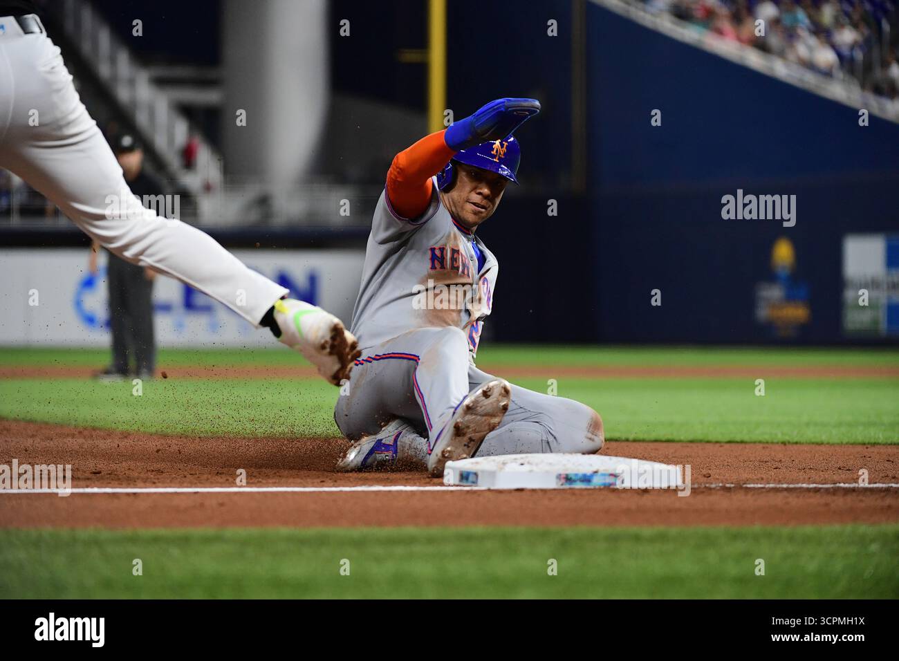 Miami, Stati Uniti. 26 settembre 2025. Juan Soto (22), l'esterno destro dei New York Mets, scivola in terza base nel terzo inning al LoanDepot Park il 26 settembre 2025 a Miami, Florida. (Foto di JC Ruiz/Sipa USA) credito: SIPA USA/Alamy Live News Foto Stock