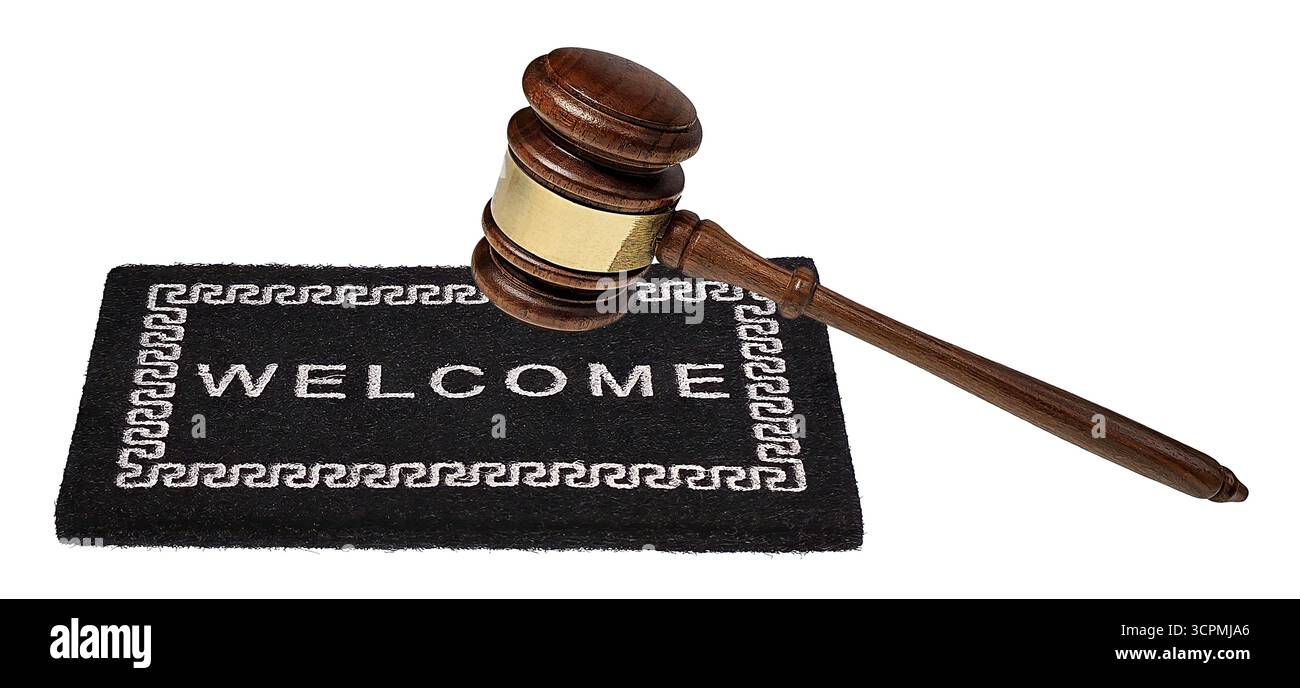 Problemi legali degli immigrati su un tappeto di benvenuto con un martelletto Foto Stock