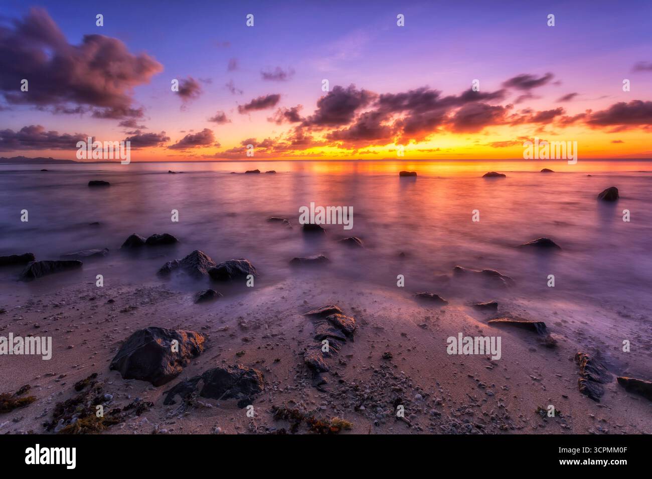 Isole Fiji, l'oceano Pacifico sorge al largo della spiaggia di Hideaway, al largo della laguna corallina dell'isola di Tokoriki. Foto Stock