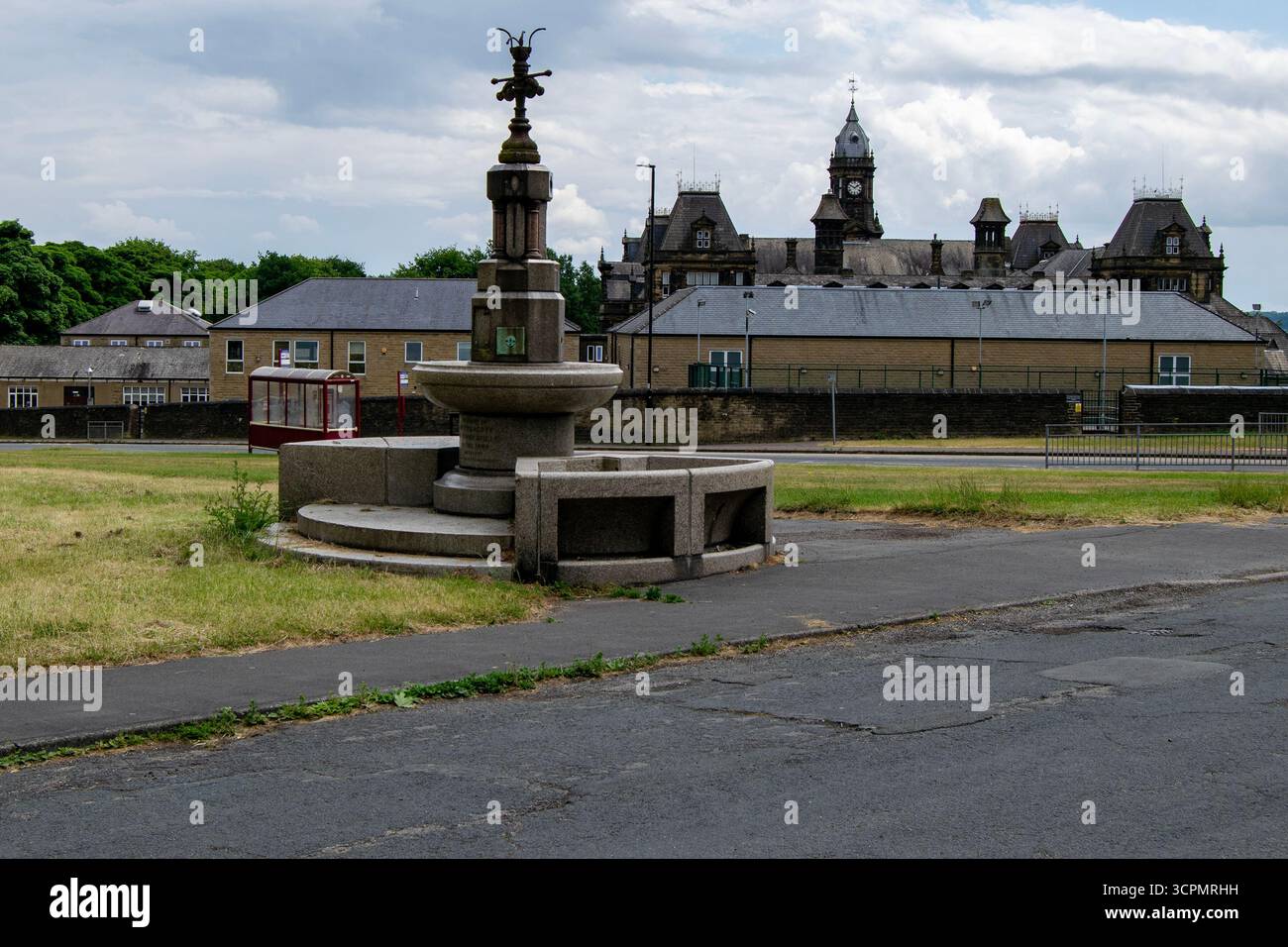 La Prescott Fountain si erge in modo prominente ad Halifax, con intricate opere in pietra sullo sfondo di edifici storici sotto un cielo nuvoloso. Foto Stock