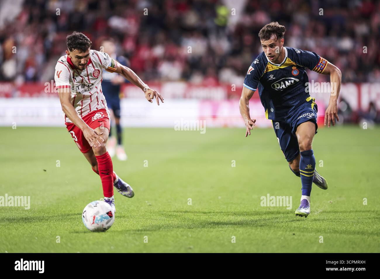 Javi Puado dell'RCD Espanyol e Ivan Martin di Girona durante la partita di campionato spagnolo LaLiga tra Girona FC e RCD Espanyol il 26 settembre 2025 allo stadio Montilivi di Girona, Spagna Foto Stock