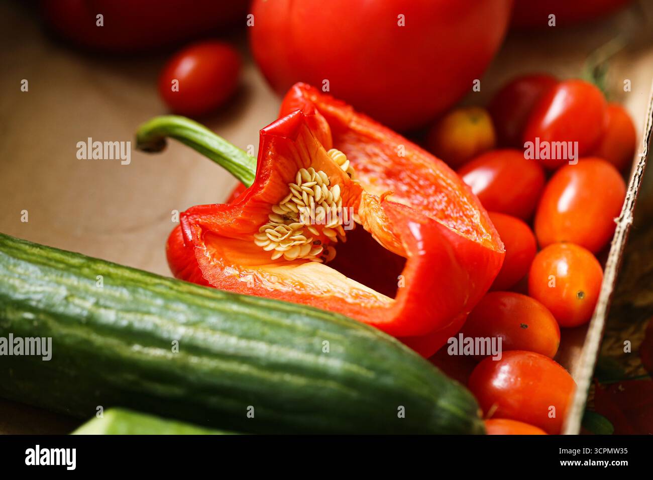 Pepe rosso fresco con cetriolo e pomodori. Verdure biologiche sane per cucinare. Ingrediente nutrizionale naturale per alimenti dietetici. Cucina vegana. Foto Stock