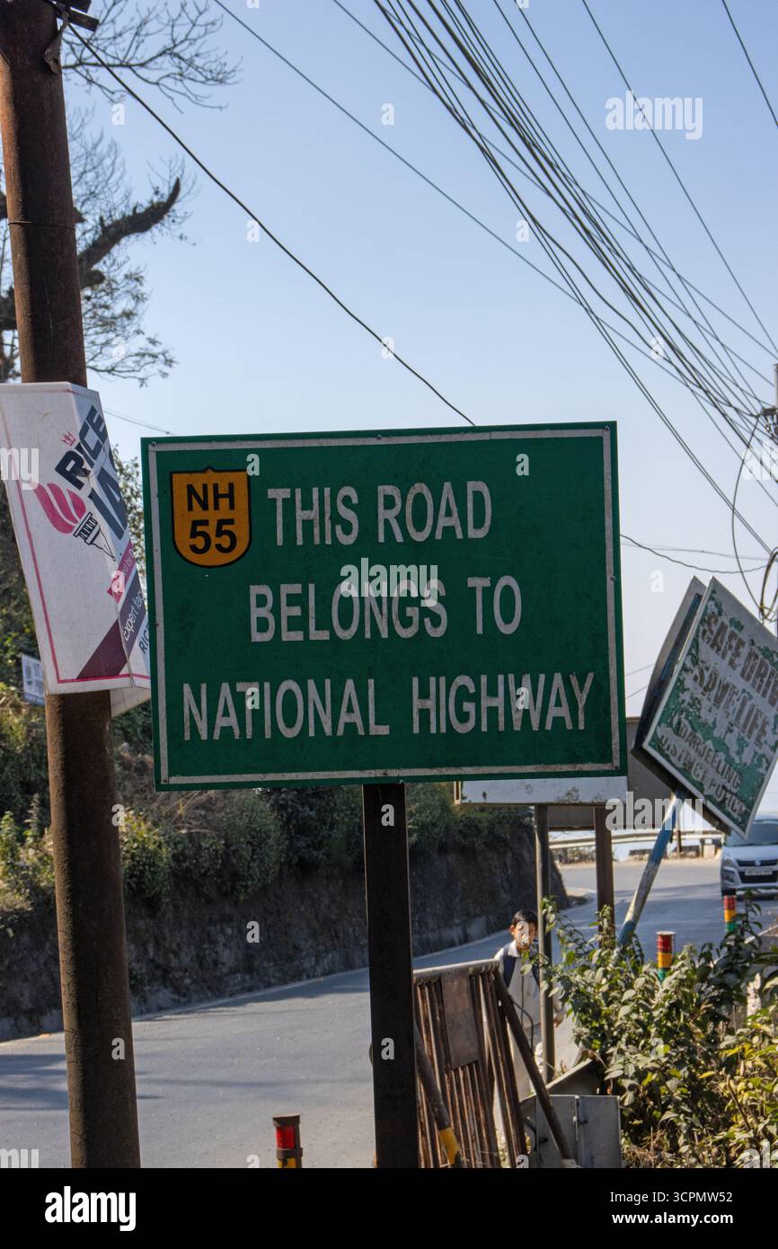 KURSEONG, BENGALA OCCIDENTALE, INDIA - 11 FEBBRAIO 2024 segnalano le autostrade nazionali NH55 Foto Stock