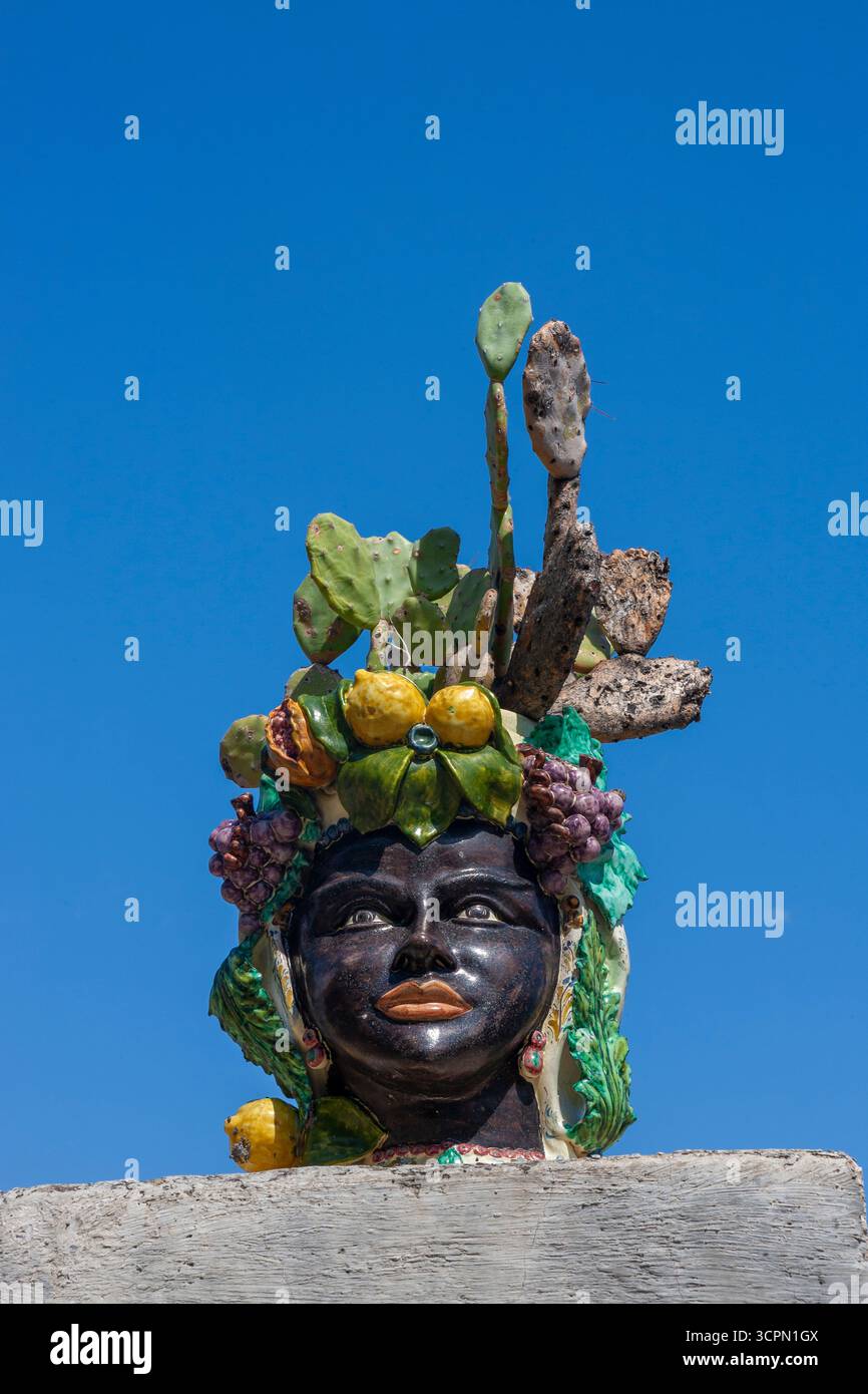 Testa in ceramica utilizzata come vaso di fiori per uno stabilimento di cactus: Villa Sparviero, via Luigi Pirandello, Taormina, Sicilia, Italia Foto Stock