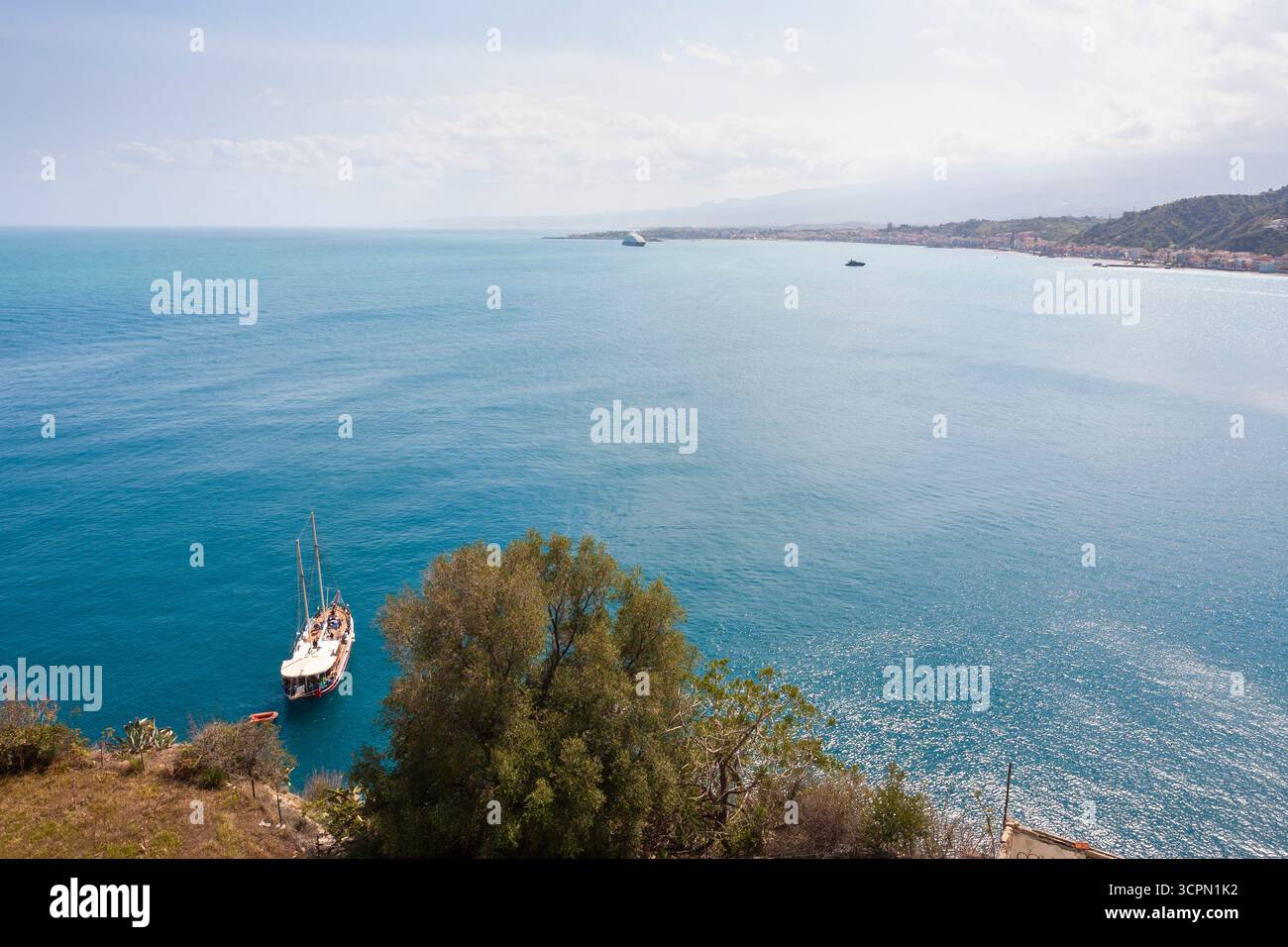 La vista sulla Baia di Villagonia e oltre il Golfo di Giardini Naxos da Taormina, Sicilia, Italia Foto Stock