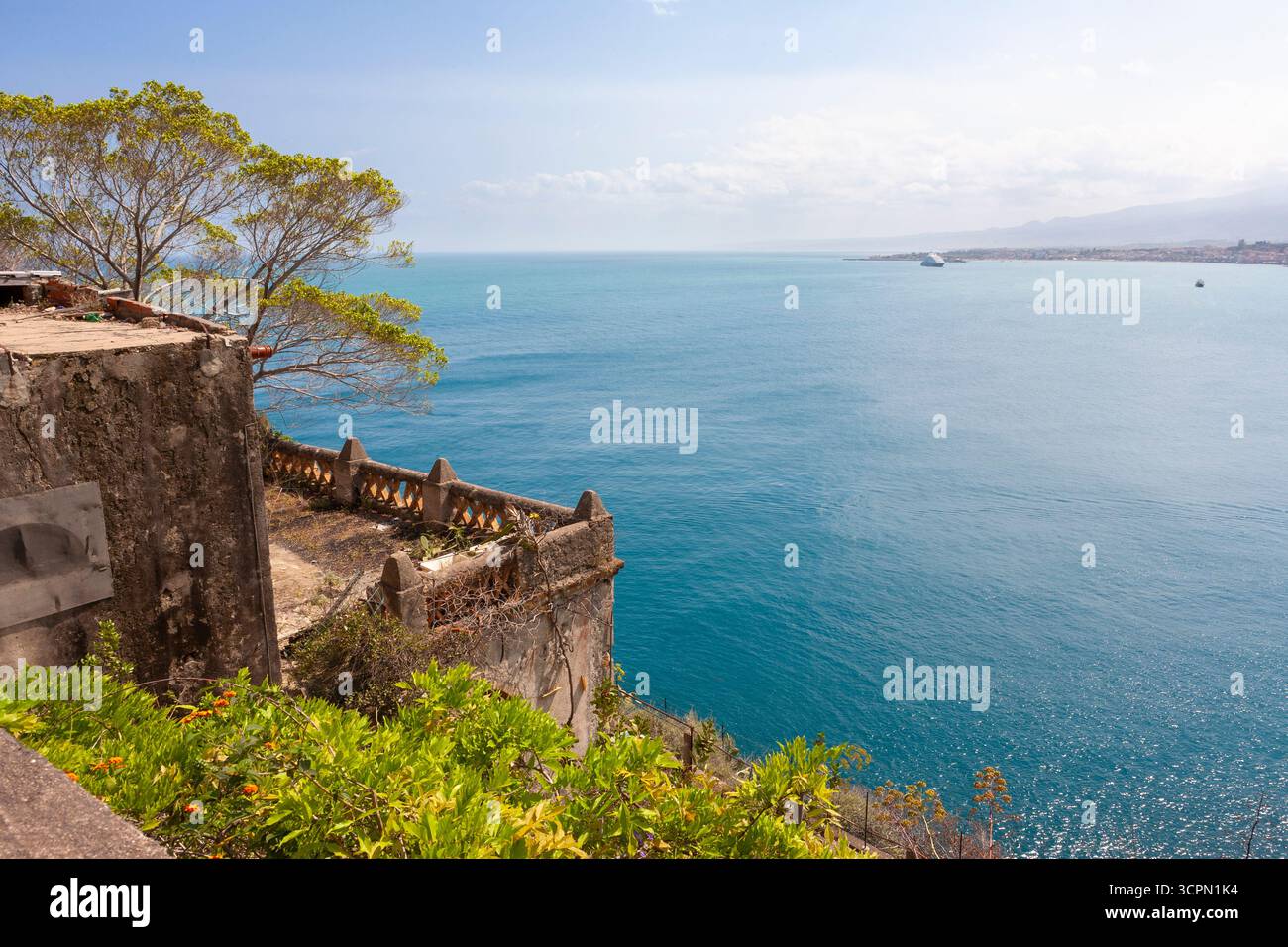 Terrazza abbandonata a Taormina, affacciata sulla Baia di Villagonia e sul Golfo di Giardini Naxos: Sicilia, Italia Foto Stock