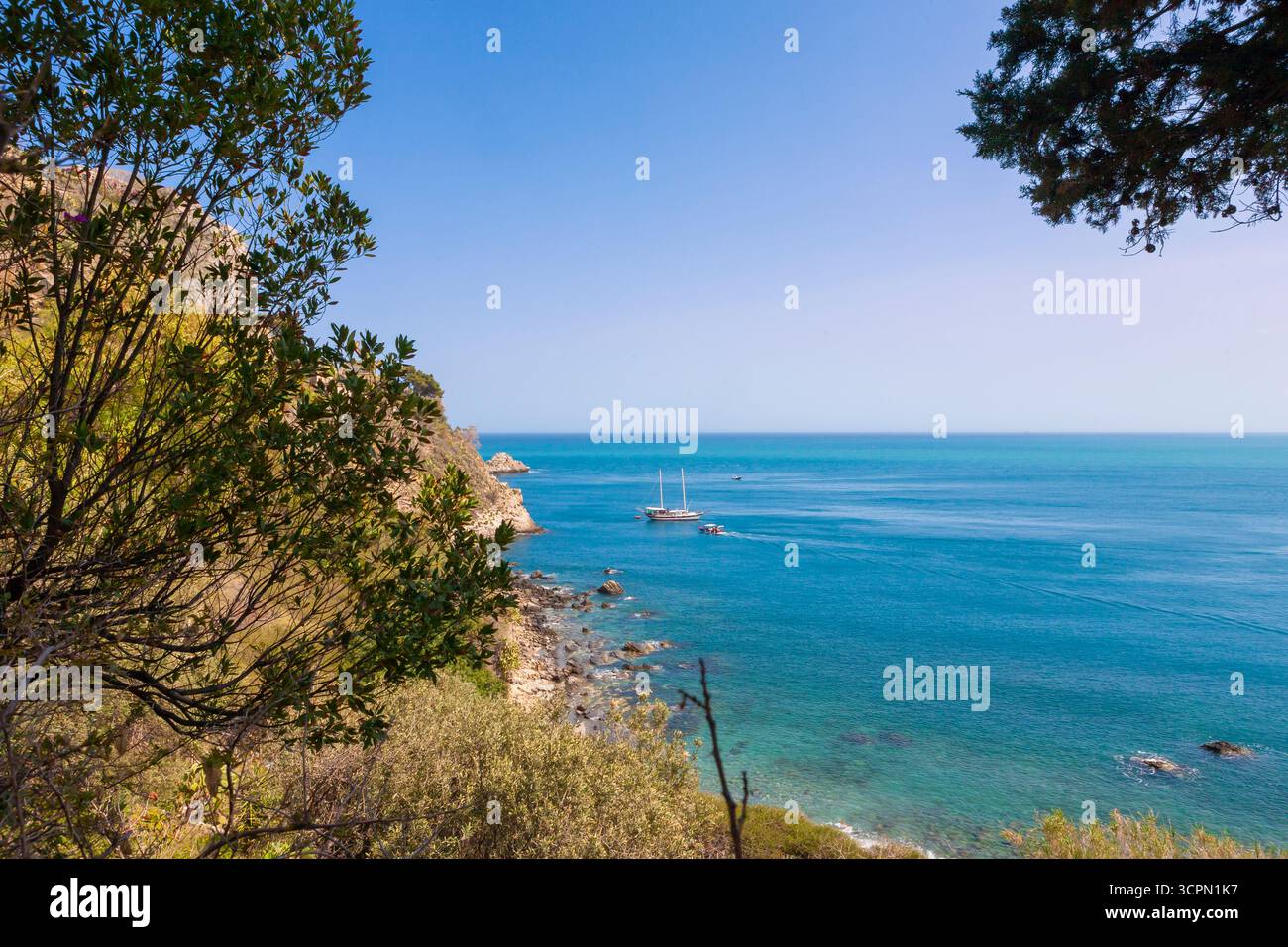 Barche turistiche al largo di Taormina nella Baia di Villagonia nel Golfo di Naxos, Sicilia, Italia Foto Stock