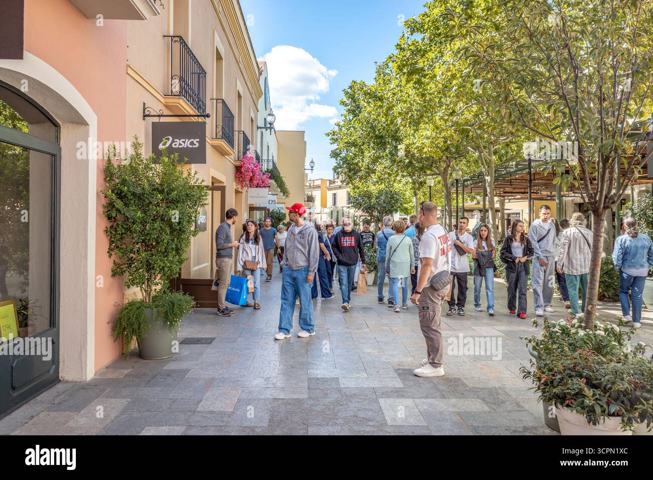 Gli amanti dello shopping esplorano la Roca Village Luxury Outlet Center vicino a Barcellona, Spagna. Tendenze di spesa dei consumatori, turismo al dettaglio, shopping di marchi di design, editori Foto Stock
