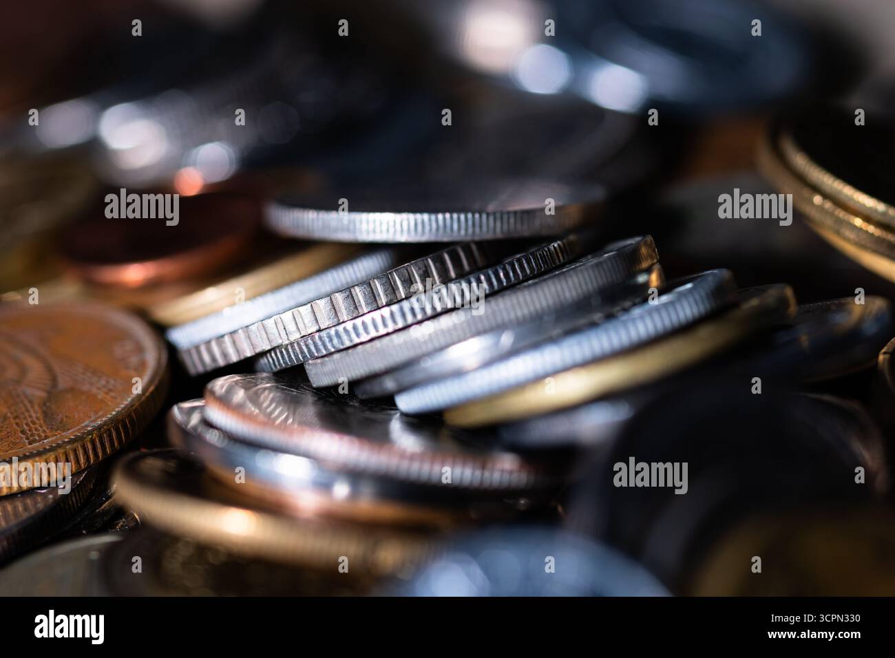 Pila di varie monete da vicino, i bordi sono semplici o a canne, monete non circolate Foto Stock
