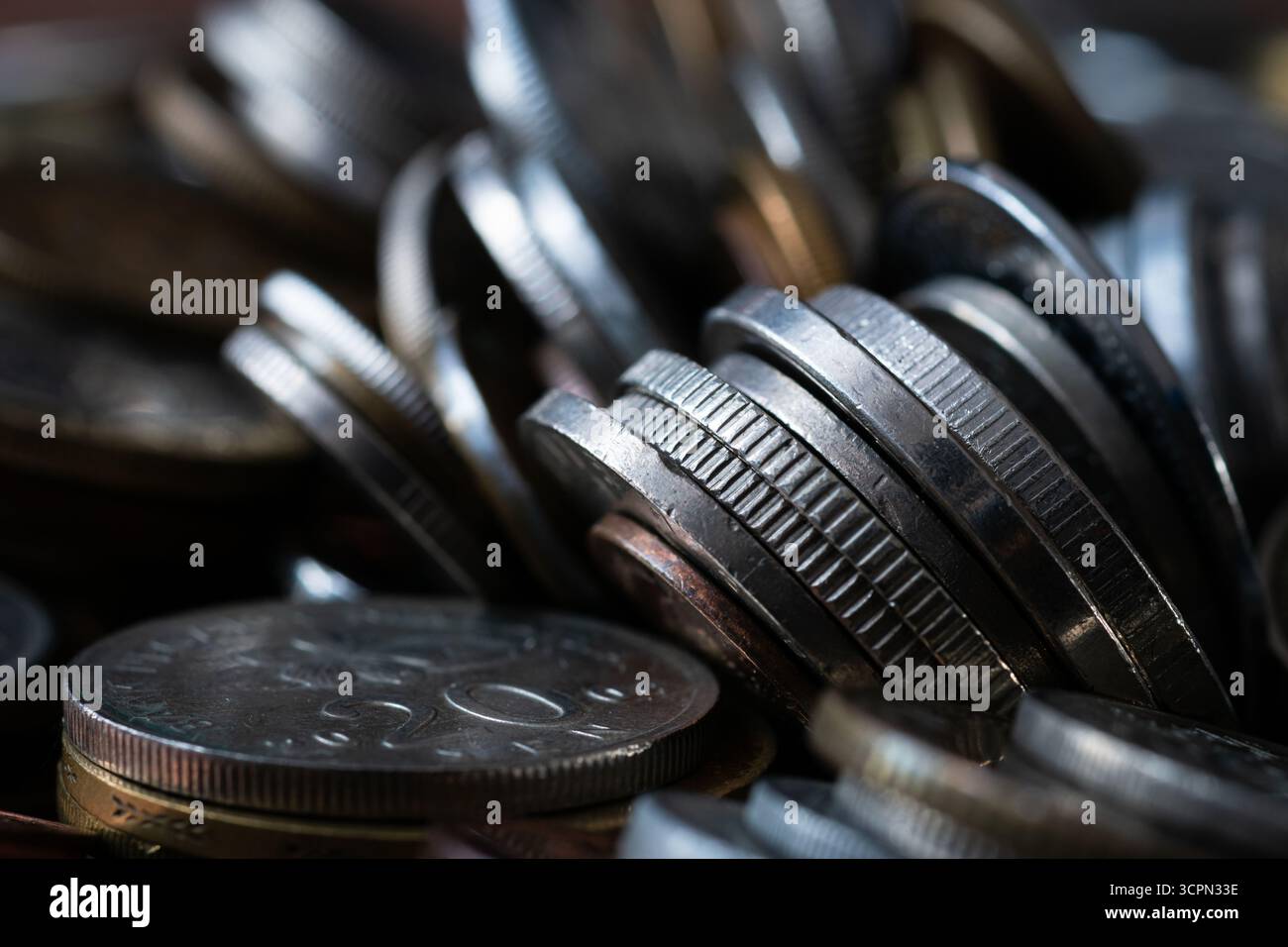 Pila di varie monete da vicino, i bordi sono semplici o a canne, monete non circolate Foto Stock