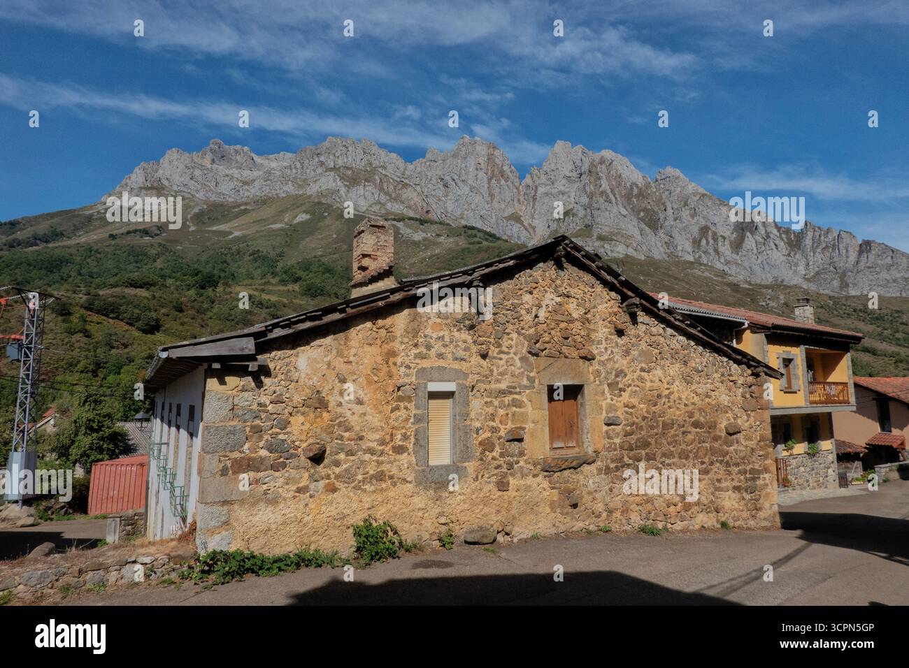 Case in pietra a Posada de Valdeón, Parco Nazionale Picos de Europa, León, Castiglia e León, Spagna Foto Stock