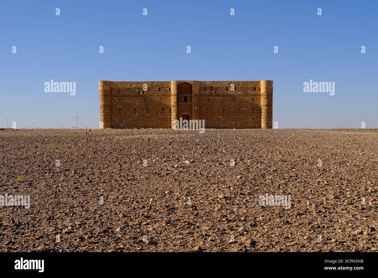 Antica Kharanah Qasr al sole del pomeriggio in un arido paesaggio desertico nella Giordania orientale Foto Stock