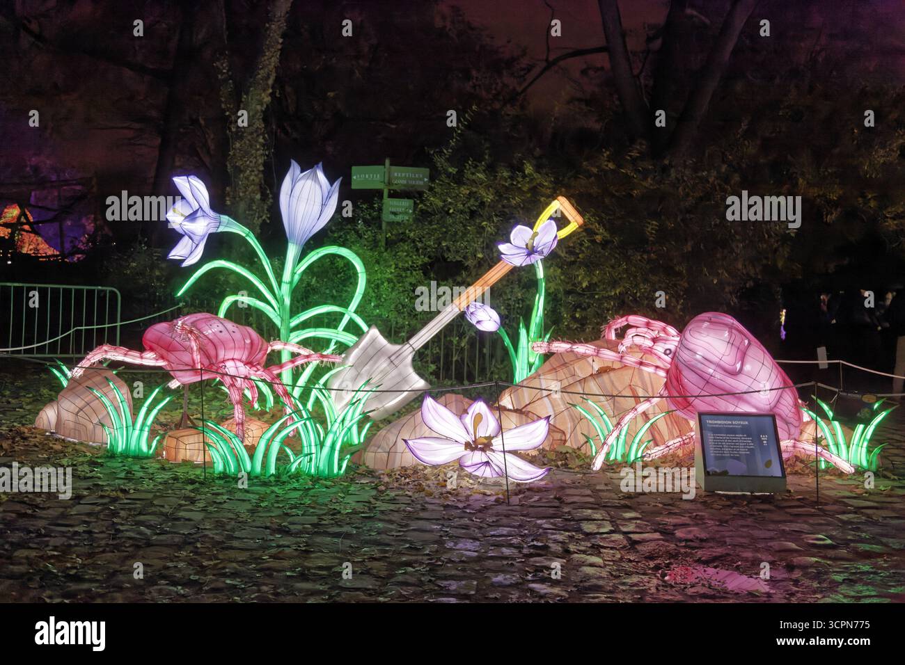 Parigi, Francia. 3 dicembre 2022. Il Festival delle Lanterne al Jardin des Plantes torna per la sua quarta edizione Mini-Mondes in luce a Parigi, Francia. Foto Stock
