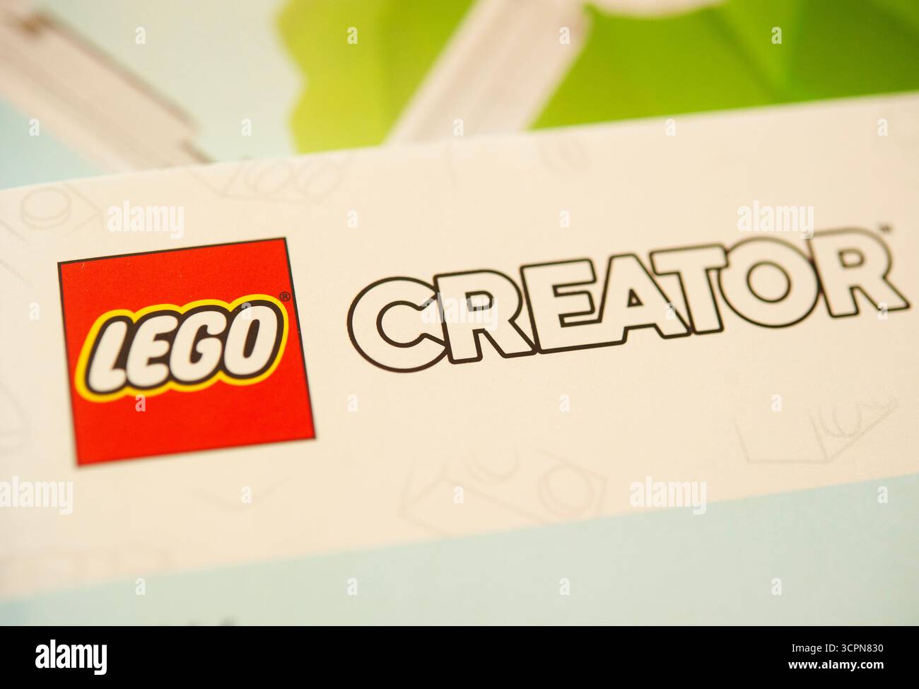 Logo LEGO Creator sulla confezione dei giocattoli che rappresenta i set da costruzione e il gioco creativo Foto Stock