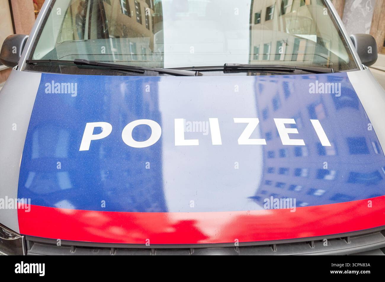 Vienna, Austria – 23 settembre 2025: Il cofano di un'auto della polizia parcheggiata per strada, attenzione selettiva. Foto Stock