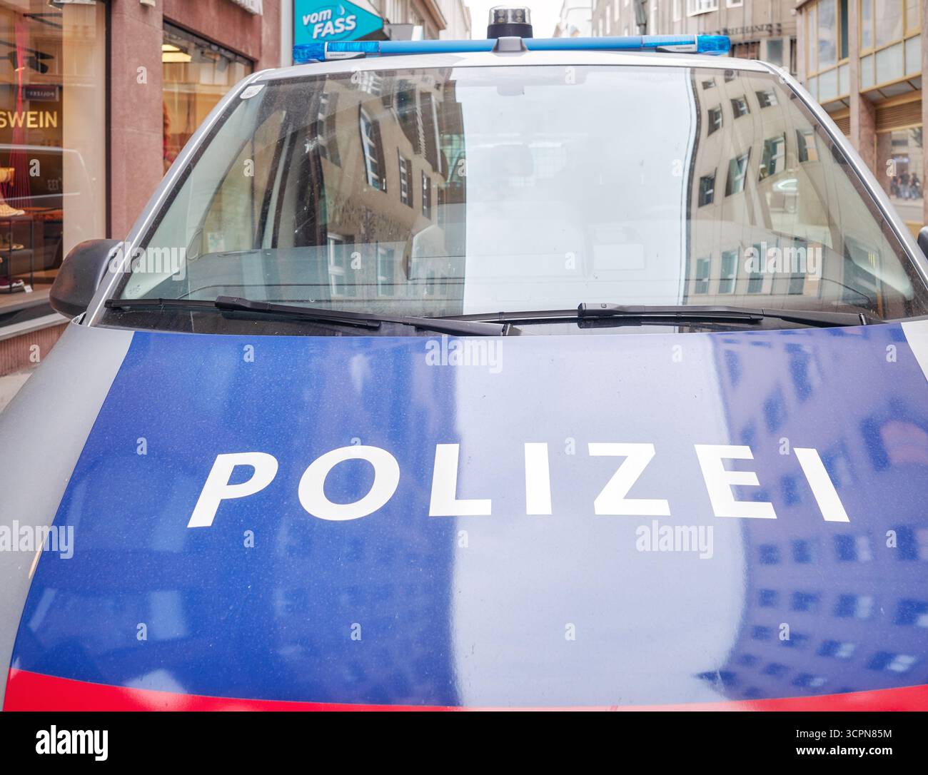 Vienna, Austria – 23 settembre 2025: Il cofano di un'auto della polizia parcheggiata per strada, attenzione selettiva. Foto Stock