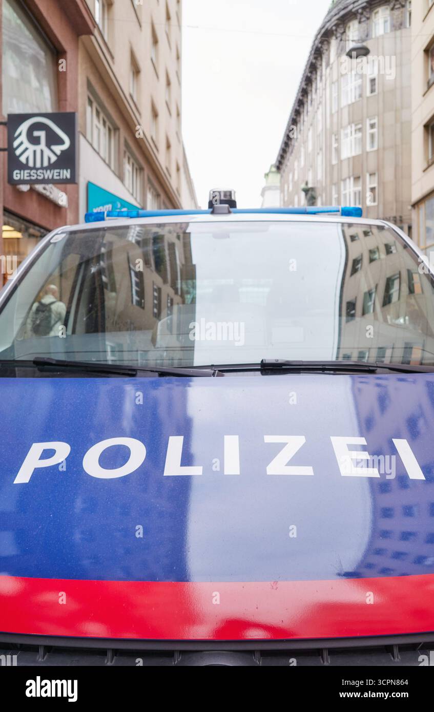 Vienna, Austria – 23 settembre 2025: Il cofano di un'auto della polizia parcheggiata per strada, attenzione selettiva. Foto Stock
