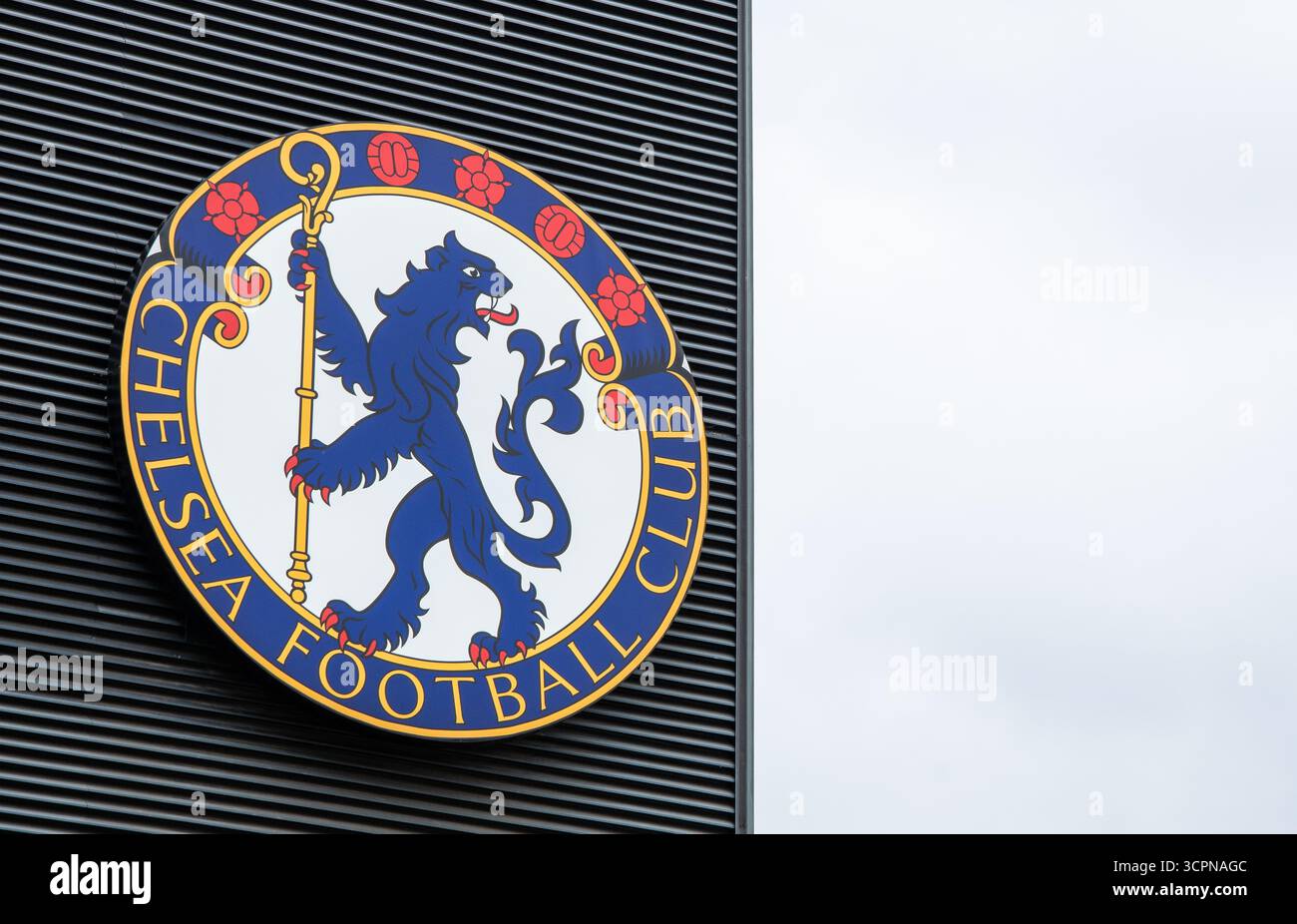 Primo piano del distintivo del Chelsea FC e della segnaletica su Stamford Bridge, Londra. Iconico stadio di calcio della Premier League inglese. Foto Stock
