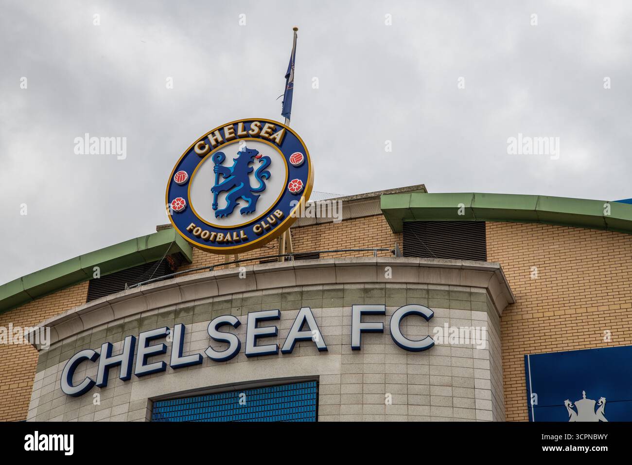 Primo piano del distintivo del Chelsea FC e della segnaletica su Stamford Bridge, Londra. Iconico stadio di calcio della Premier League inglese. Foto Stock
