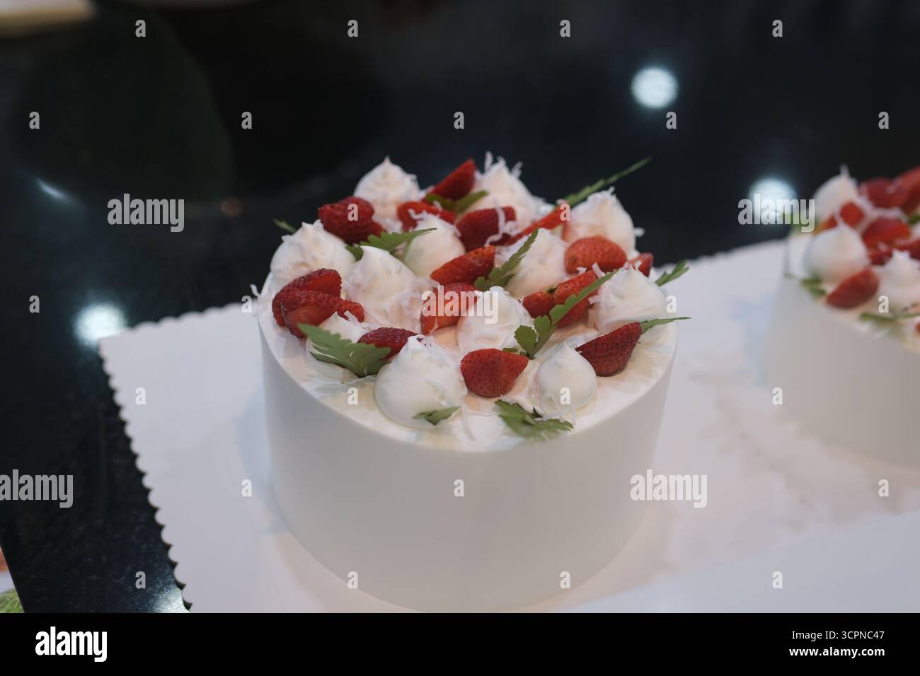 Delizioso toast al miele con gelato e frutta in cima nel negozio di dolci e dessert con effetto zoom out. Riprese 4K di alta qualità Foto Stock