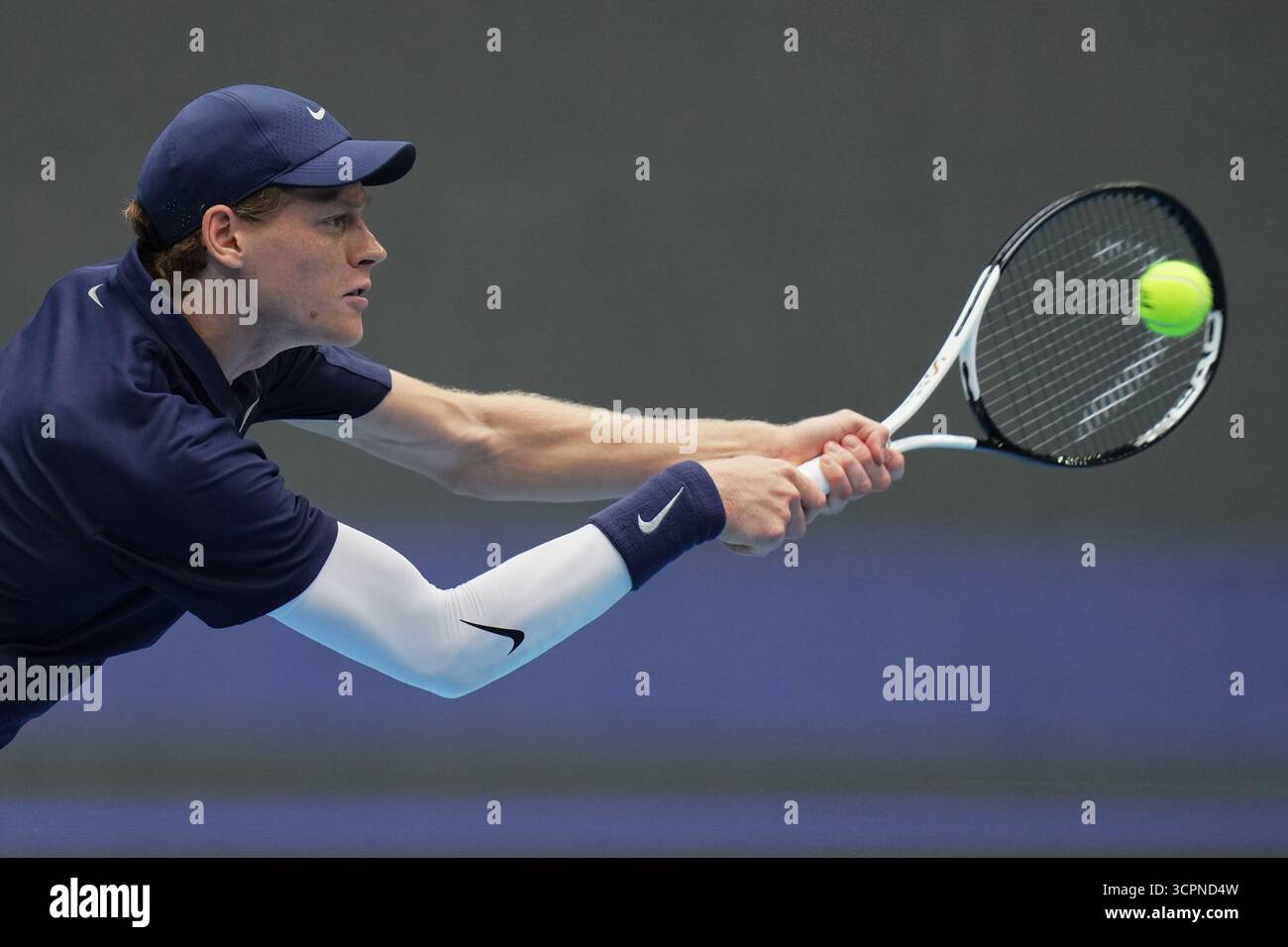 Jannik Sinner, of Italy returns a shot from Terence Atmane, of France during the men's singles match for the China Open tennis tournament, at the National Tennis Center, in Beijing, Saturday, Sept. 27, 2025. (AP Photo/Andy Wong) Foto Stock