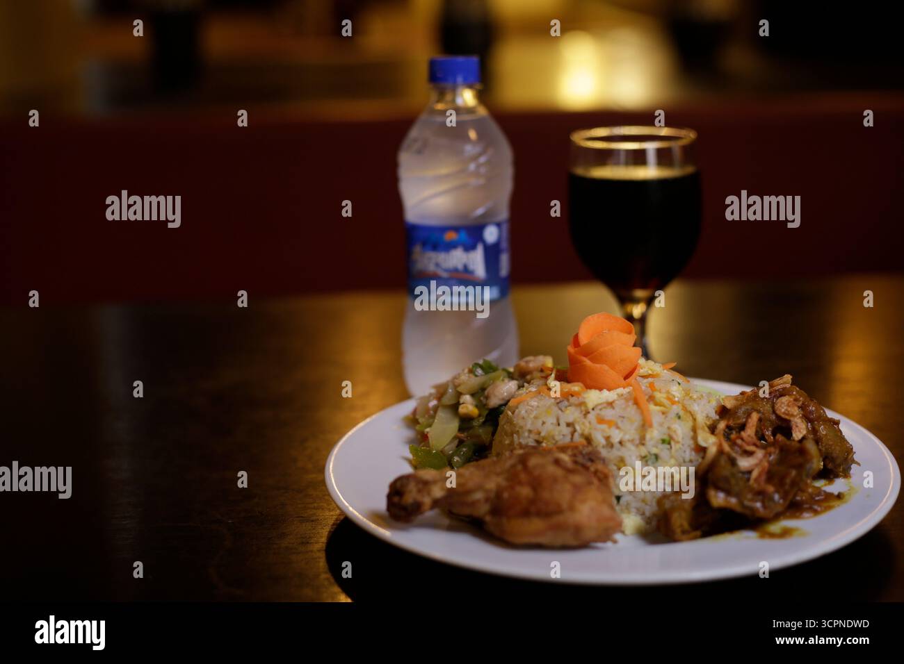 Menu completo del ristorante: Riso fritto, pollo, verdure, acqua in bottiglia e una bevanda analcolica Foto Stock