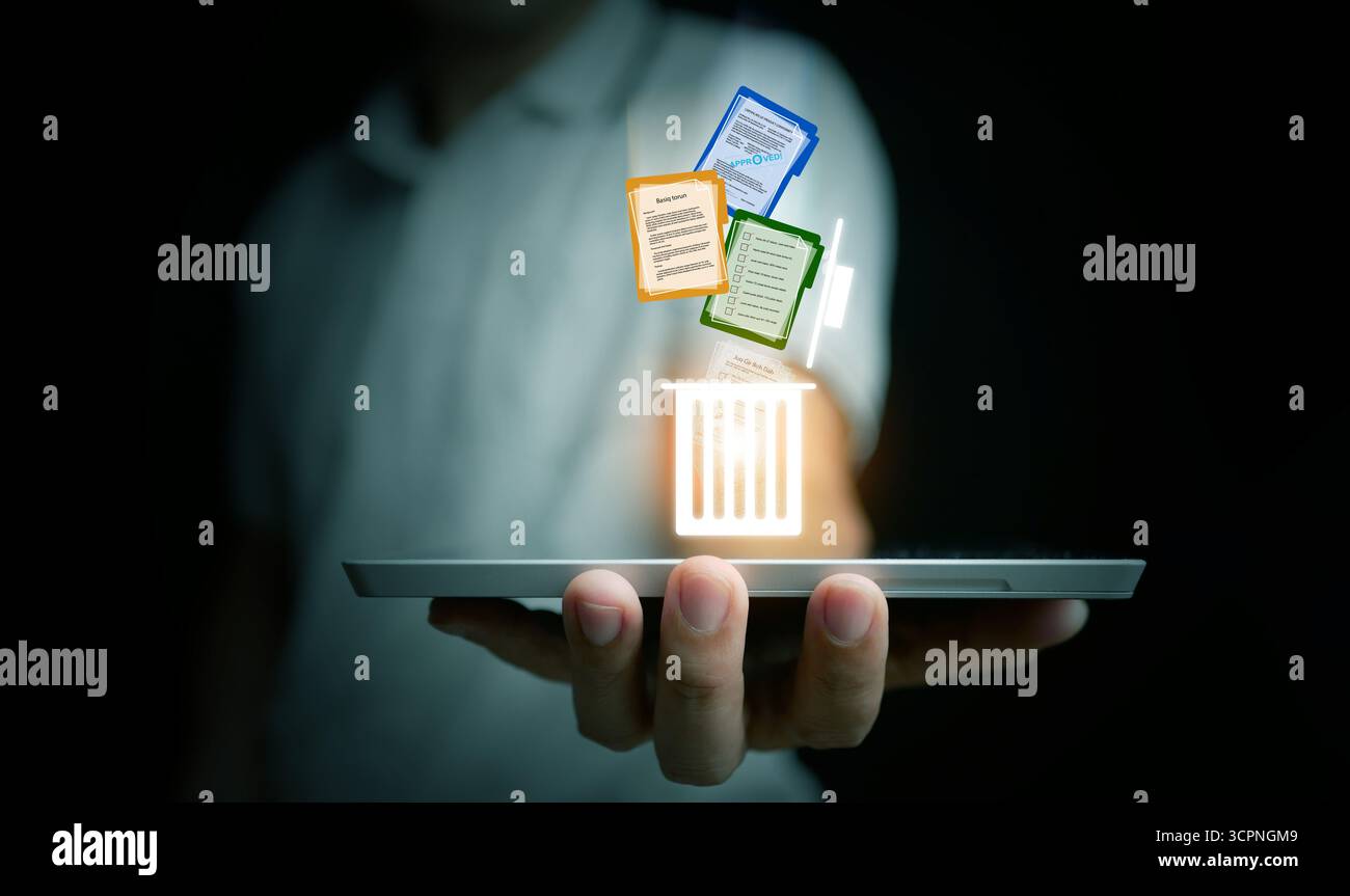 Cestino digitale futuristico sullo schermo di un tablet con documenti in uscita, che rappresentano l'eliminazione dei dati, l'archiviazione sicura dei file, la gestione delle informazioni e. Foto Stock
