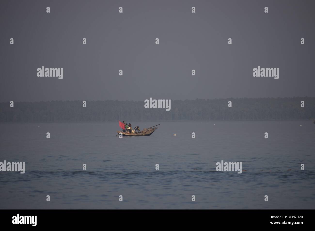 Barca da pesca tradizionale sul fiume Meghna, Bangladesh Foto Stock