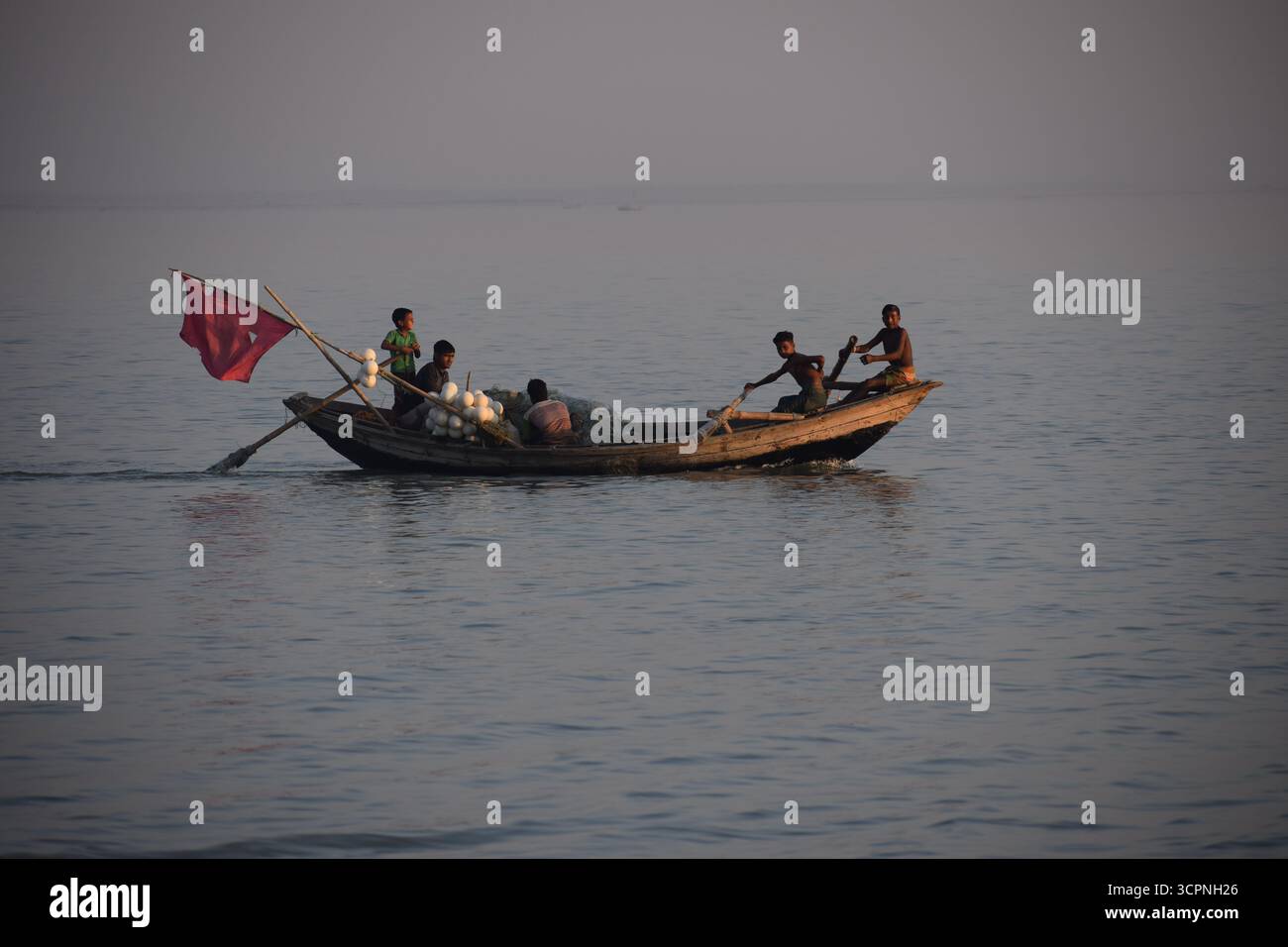 Barca da pesca tradizionale sul fiume Meghna, Bangladesh Foto Stock