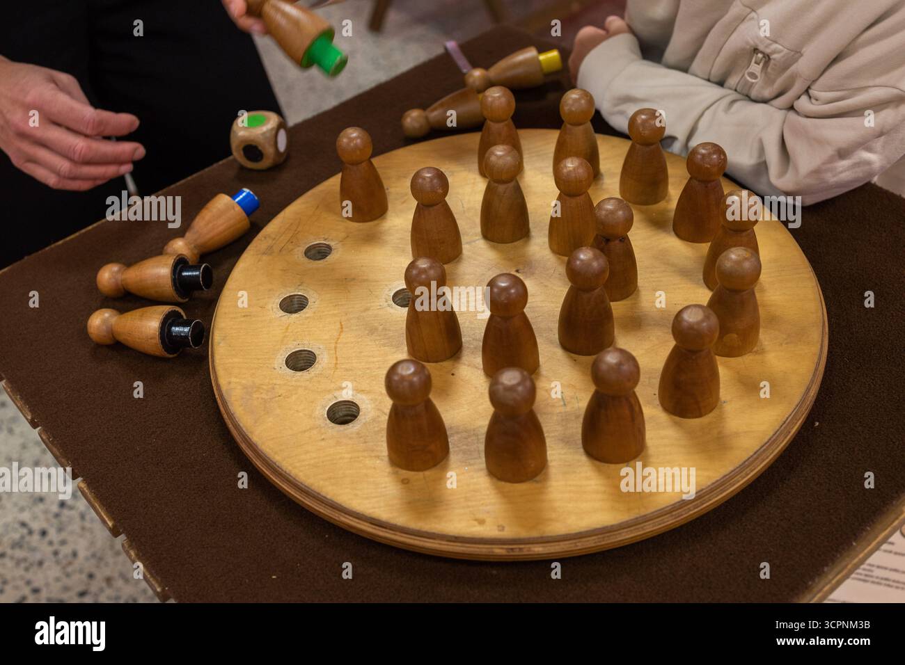 Giochi da tavolo vintage in legno per bambini. Attività ricreative. Foto Stock