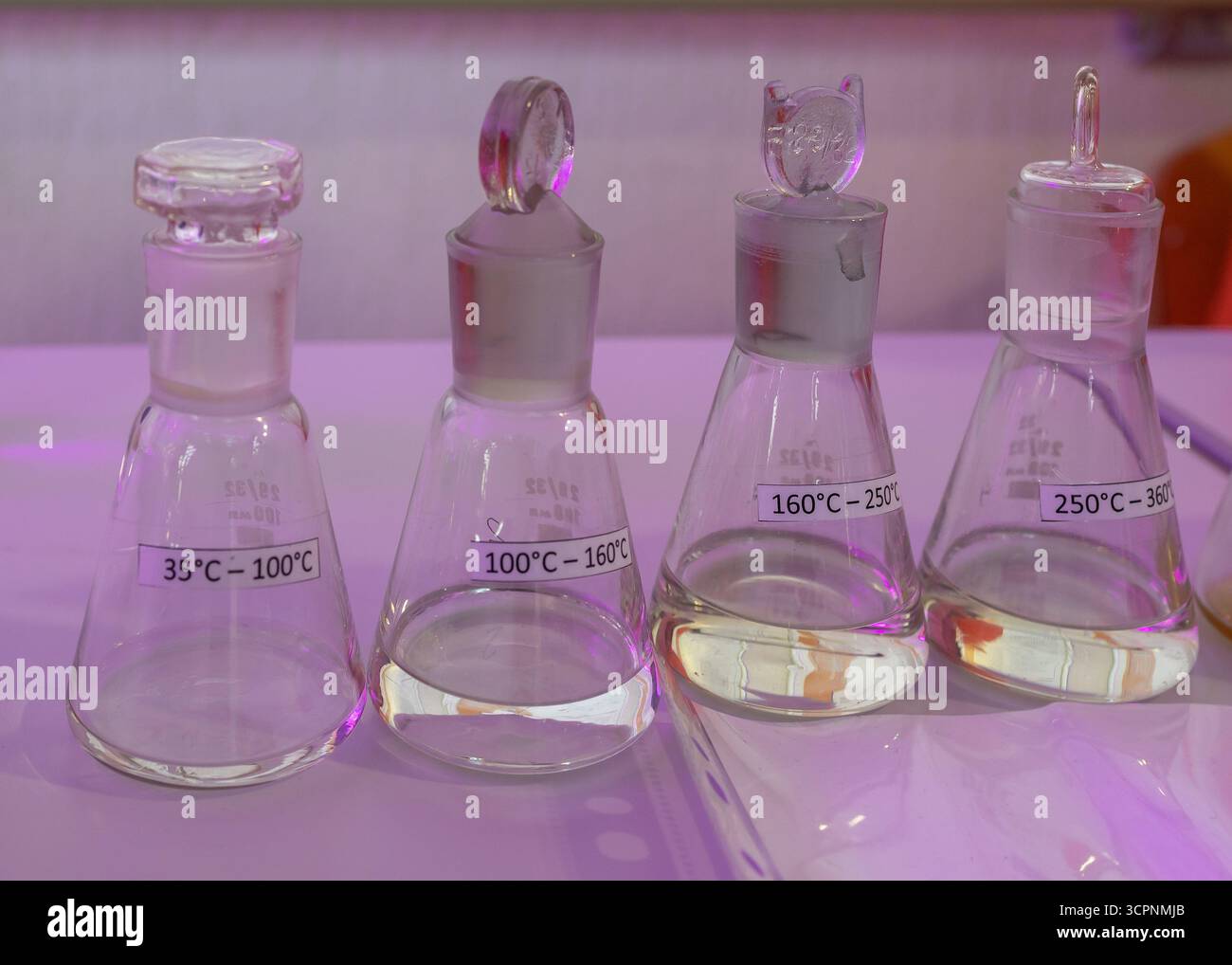 Esperimenti scientifici in laboratorio di chimica. Concetto di educazione alle scienze chimiche. Matracci da laboratorio con liquidi Foto Stock