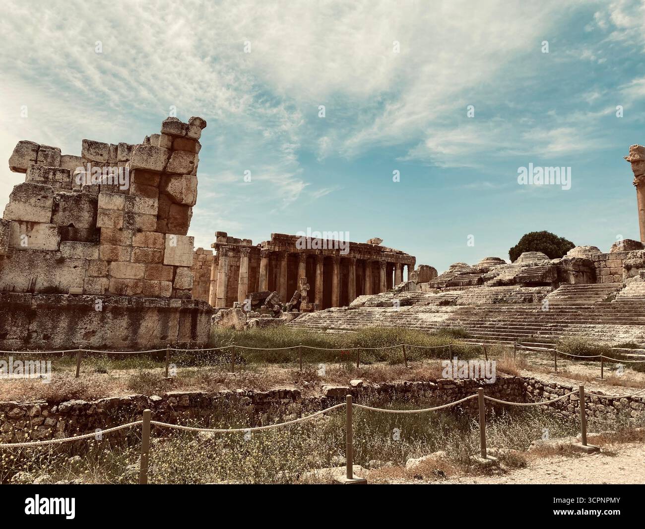Antiche rovine archeologiche nel Tempio di Giove a Baalbek Foto Stock