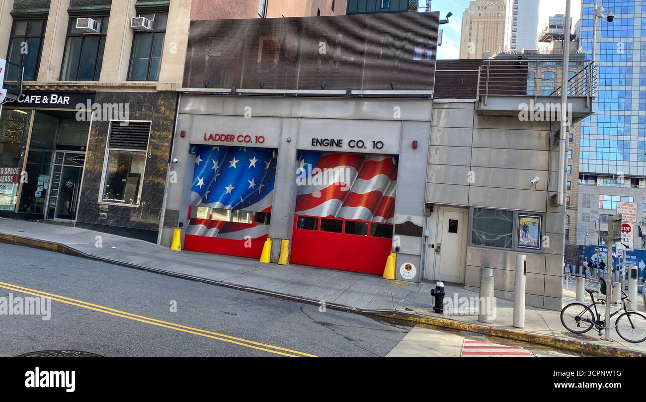 Stazione dei vigili del fuoco con porte bandiera americana a New York - Immagine stock catturata con smartphone