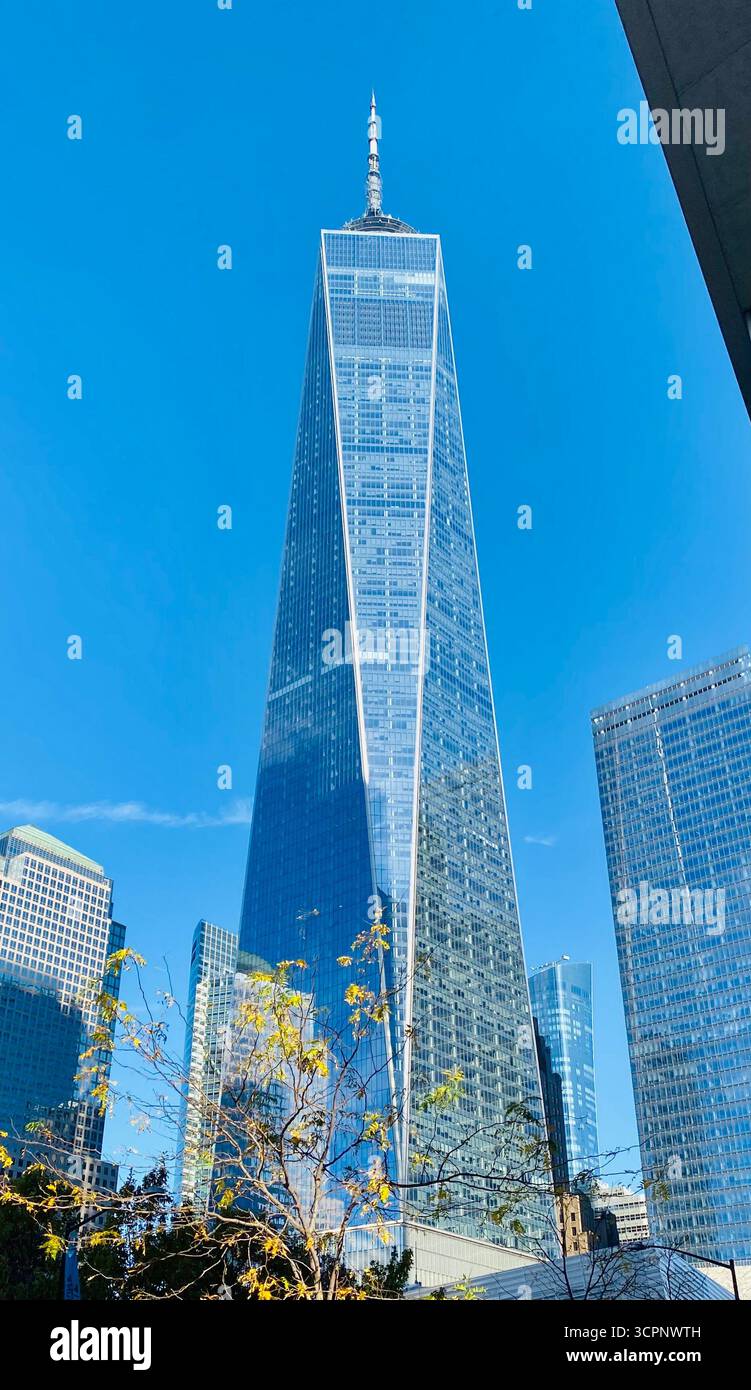 One World Trade Center con alberi d'autunno e cielo blu - Immagine stock catturata con smartphone