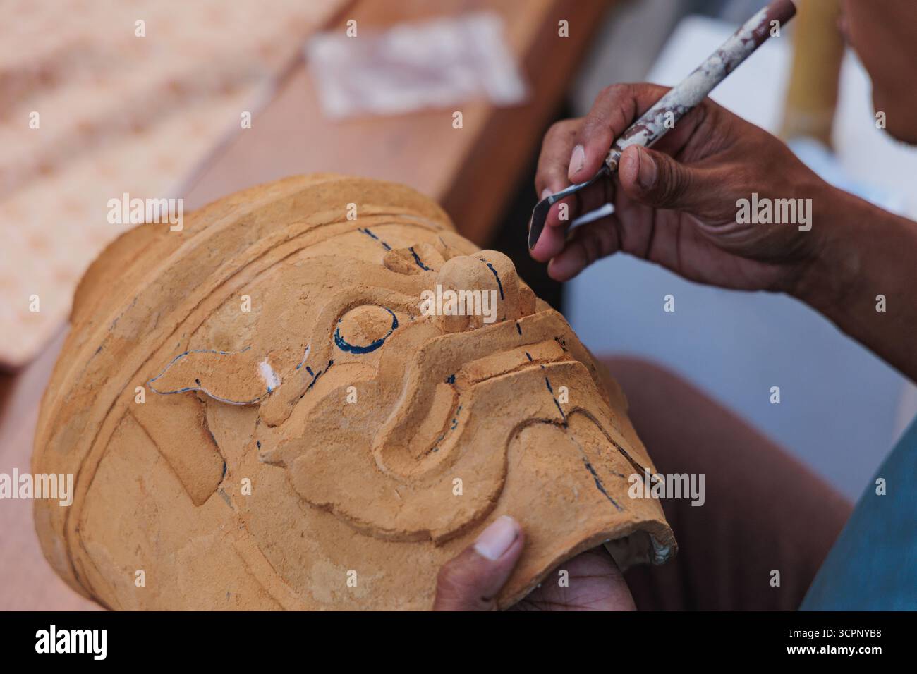 Bangkok, Thailandia. 25 settembre 2025. La maschera Khon vista nel tempio di Sutat (Wat Suthat) durante il Thai Cultural Festival. La danza Khon è un'arte performativa che combina elementi musicali, vocali, letterari, di danza, rituali e artigianali. Credito: SOPA Images Limited/Alamy Live News Foto Stock