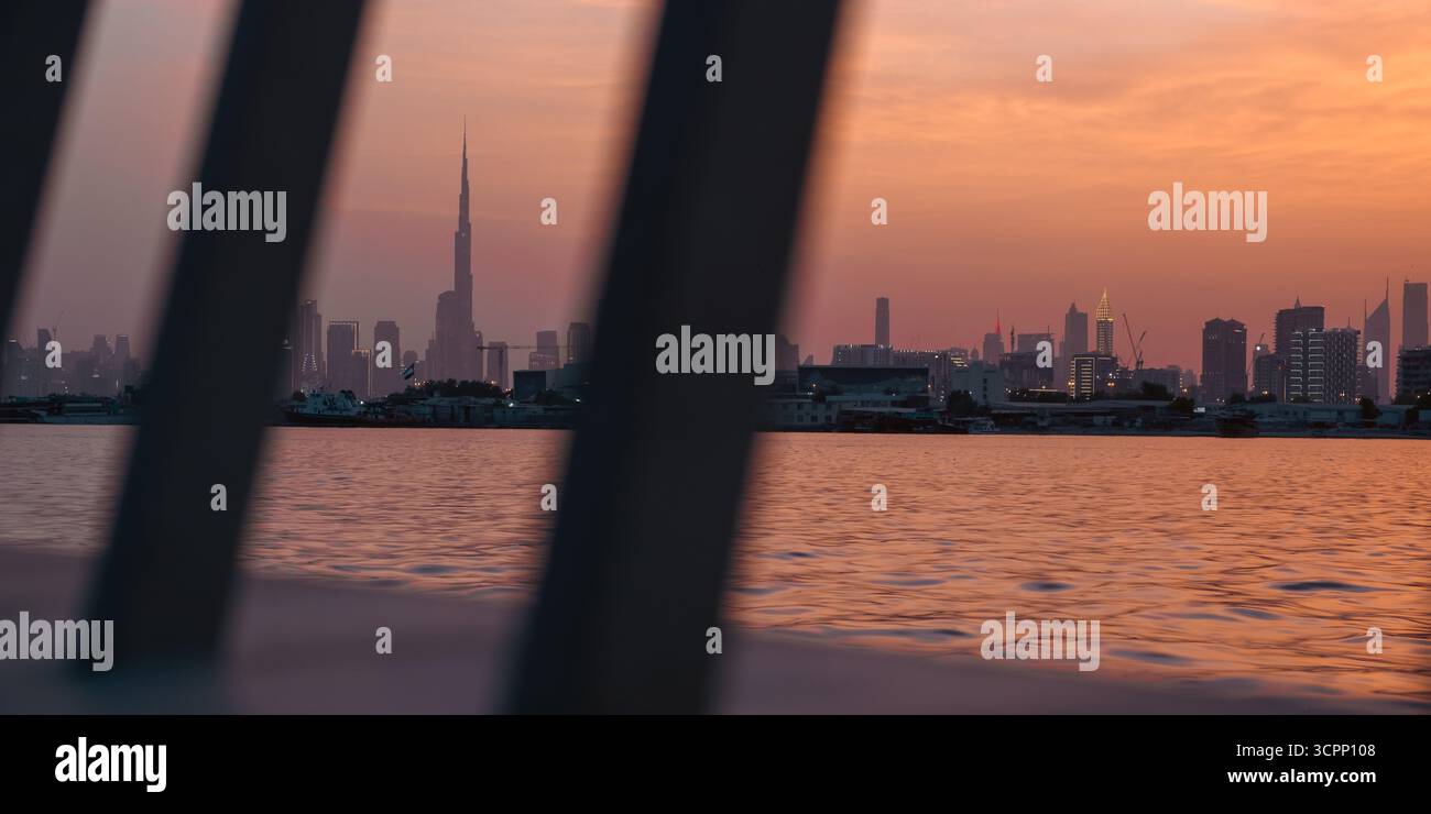 Vista del Burj Khalifa e dello skyline di Dubai al tramonto con spazio per copiare striscioni e sfondi immobiliari Foto Stock