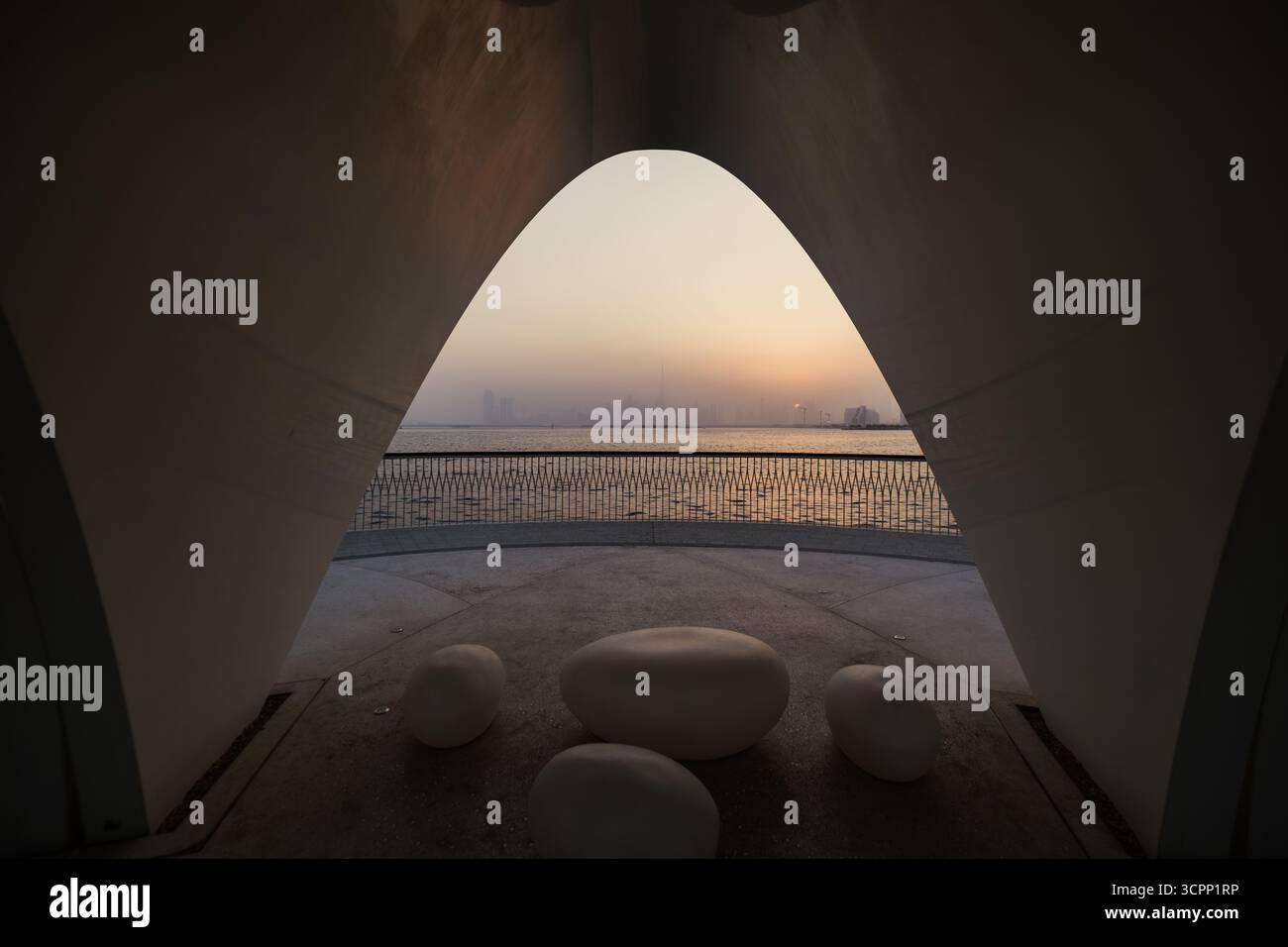 Vista del tramonto sullo skyline di Dubai dal lungomare del dubai creek con capsula ad arco e posti a sedere, infrastrutture pubbliche e spazi di classe mondiale a Dubai Foto Stock