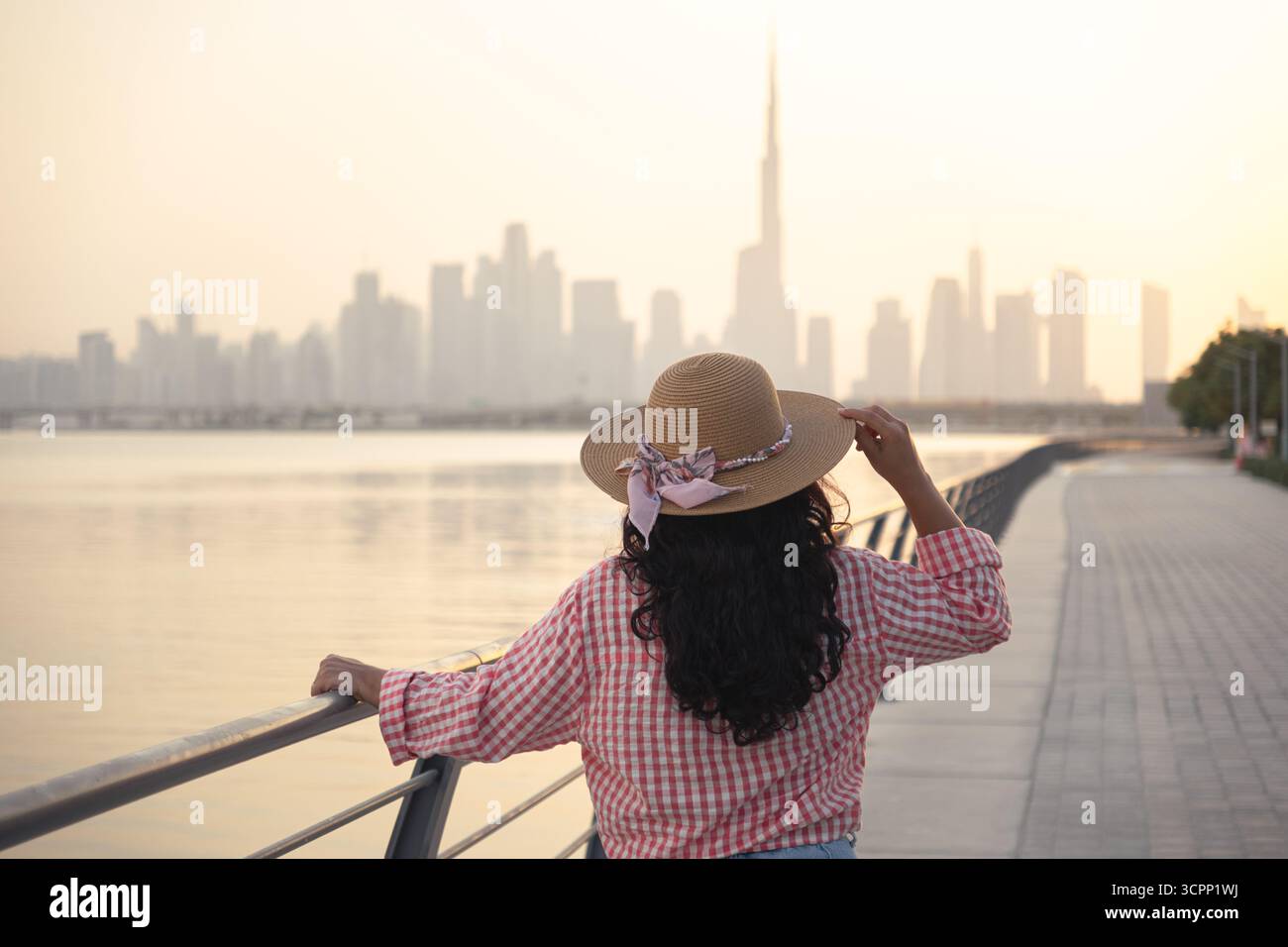 Moderno concetto di mercato immobiliare di Dubai con skyline urbano, donna turistica e background di investimenti immobiliari Foto Stock