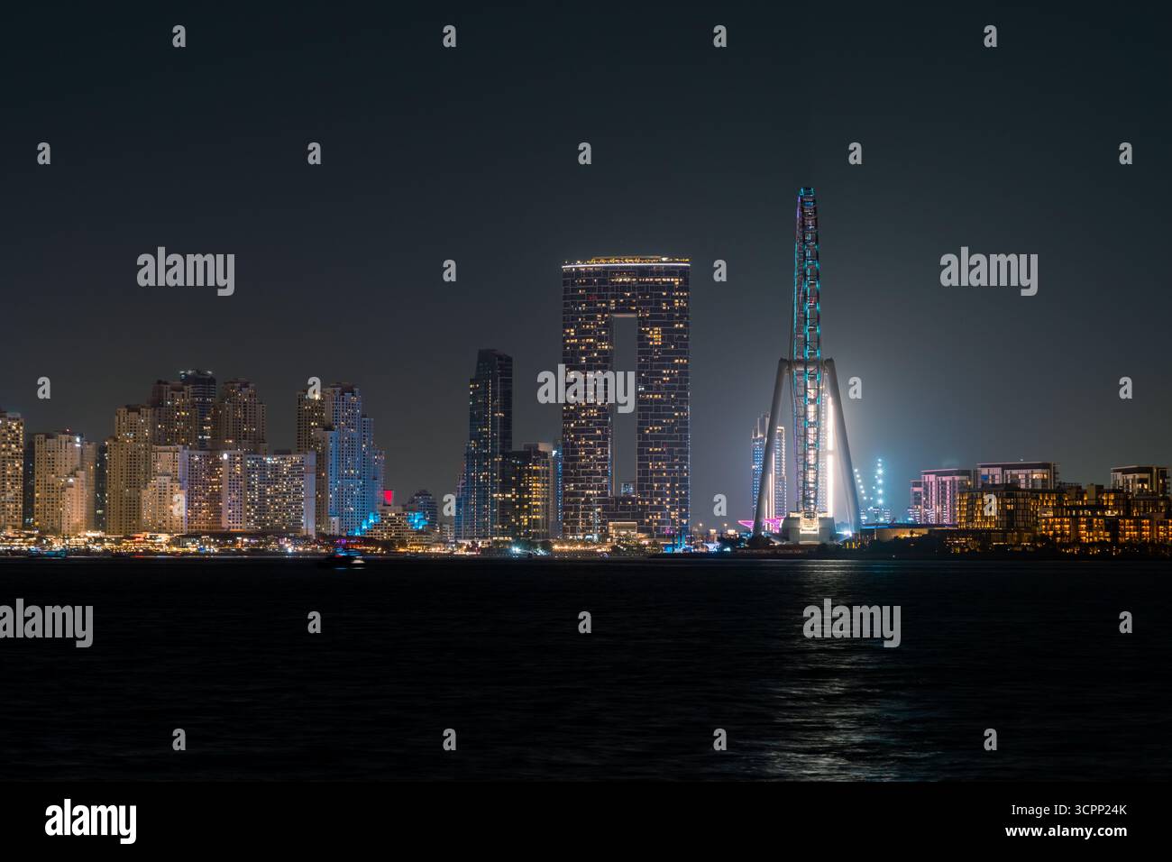 Skyline notturno di Dubai Marina con spettacolo di luci Dubai Ain, vista da Palm Jumeirah, sfondo immobiliare di lusso di Dubai 2026 Foto Stock