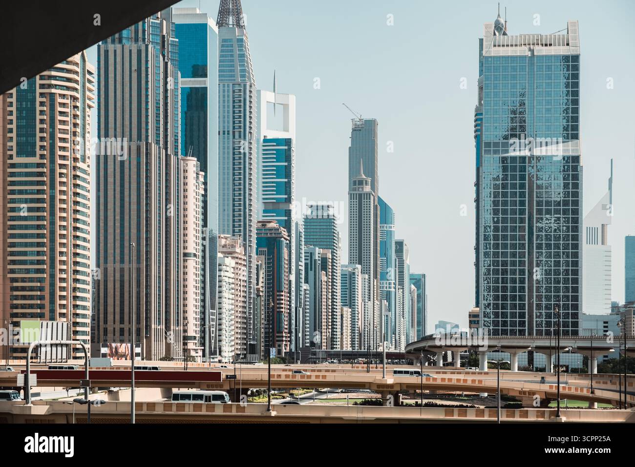 Edifici per uffici, torri residenziali ed edifici aziendali nel panorama cittadino di Dubai Foto Stock