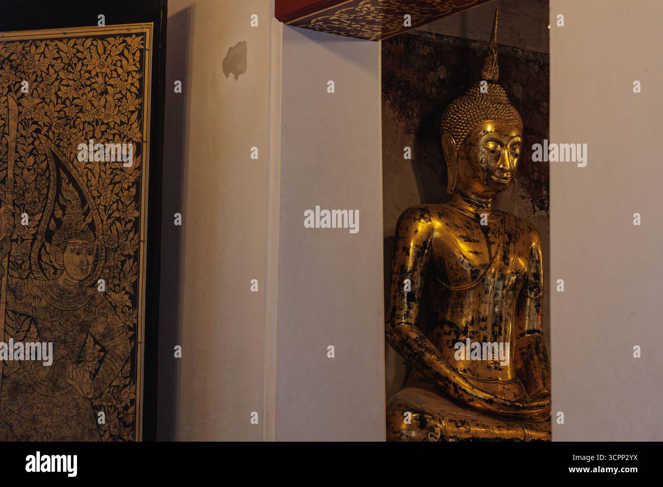 Bangkok, Thailandia. 25 settembre 2025. Una statua di Buddha vista nel tempio di Sutat (Wat Suthat). La danza Khon è un'arte performativa che combina elementi musicali, vocali, letterari, di danza, rituali e artigianali. (Foto di Varuth Pongsapipatt/SOPA Images/Sipa USA) credito: SIPA USA/Alamy Live News Foto Stock