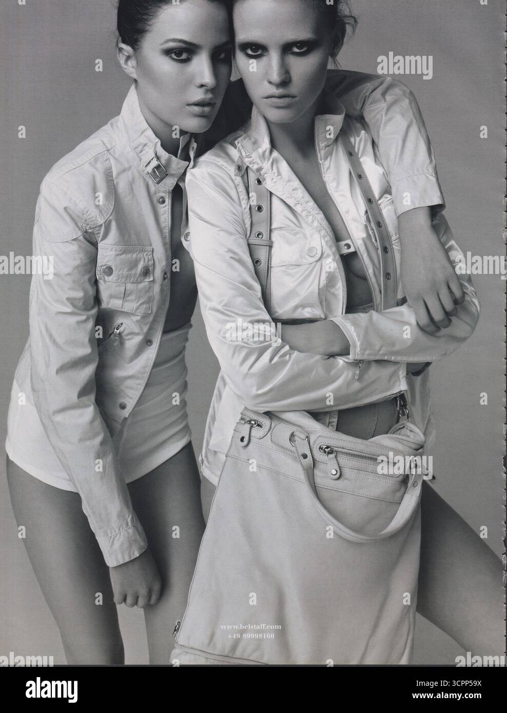 Poster che pubblicizza il marchio di abbigliamento Belstaff sulla rivista cartacea dell'anno 2008, pubblicità, pubblicità creativa Belstaff degli anni '2000 Foto Stock