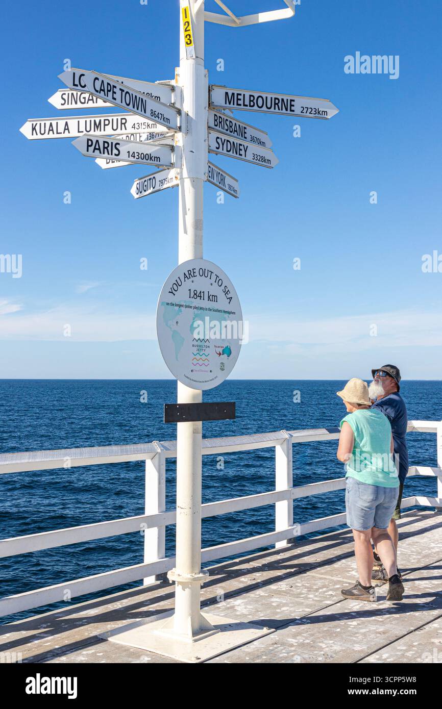 Turisti alla fine del XIX secolo, molo di legno lungo 1,841 km che si estende nell'Oceano Indiano a Bussleton, nella regione SW dell'Australia Occidentale Foto Stock