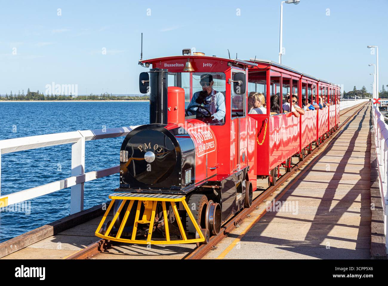 Il treno elettrico a energia solare lungo il molo di legno del XIX secolo lungo 1,841 km che si estende nell'Oceano Indiano a Bussleton, nella regione del sud-ovest Foto Stock