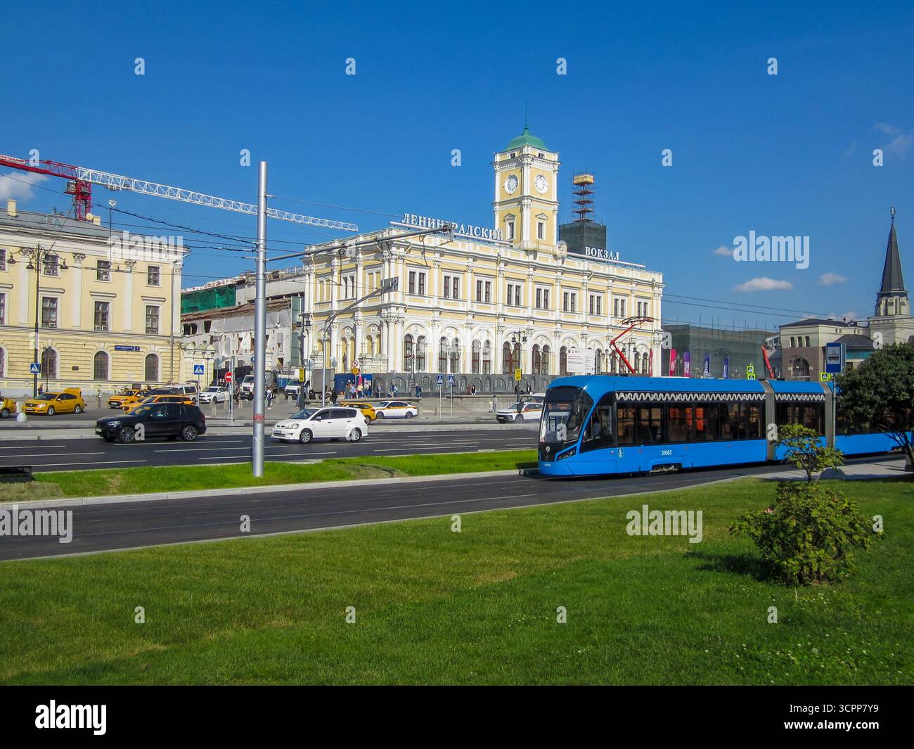 Mosca, Russia, 15 settembre 2025: Un tram blu di fronte alla stazione ferroviaria di Leningrado. Tour a piedi di Mosca. Foto Stock