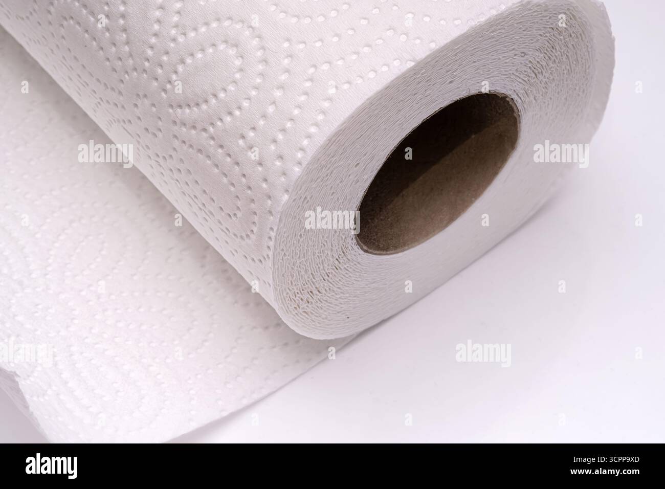 Primo piano di un rotolo di asciugamani di carta bianca. Questa immagine enfatizza la praticità ed è perfetta per la pulizia e i temi della cucina. Foto Stock