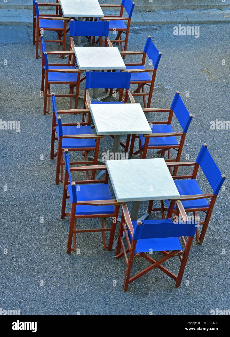 Quattro tavoli in pietra artificiale e undici sedie in legno Foto Stock