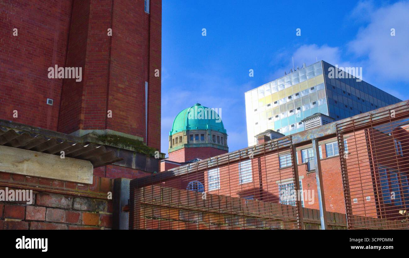 Edifici urbani disfunzionali a Newport, Galles del Sud. Cupola verde. Foto Stock