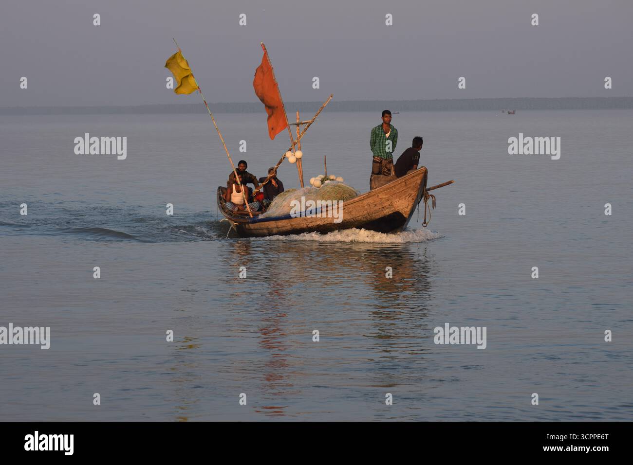 Tradizionale peschereccio in legno con pescatori sul fiume Meghna, Bangladesh Foto Stock